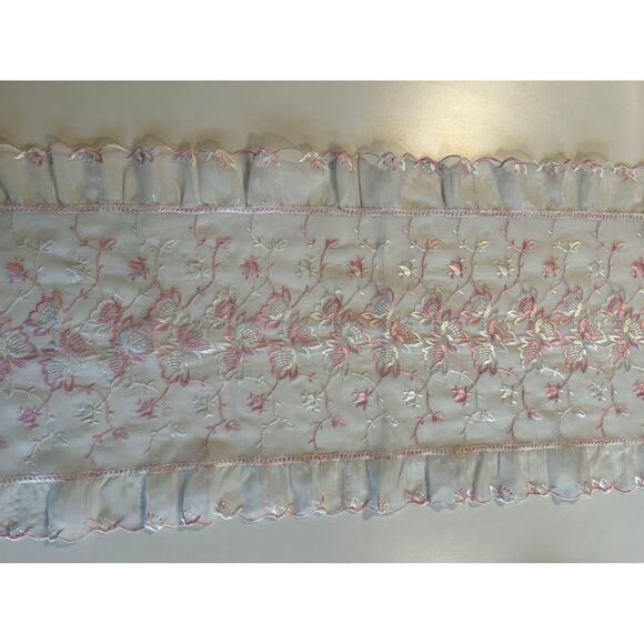 White & Pink lace table runner - Picture 1 of 5